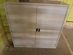 Photo détaillant le don armoire grise 120x42x120