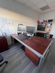 Photo détaillant le don Bureau droit marron 205x90 cm