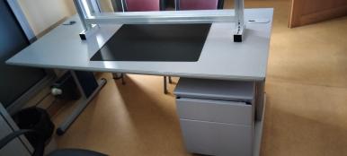 Photo détaillant le don bureau droit + caisson sur roulettes