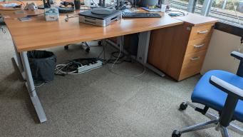 Photo détaillant le don bureau droit 160x80 +caisson 3 tiroirs