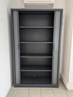 Photo détaillant le don Armoire haute double porte gris clair