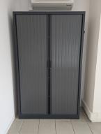 Photo détaillant le don Armoire haute double porte gris clair