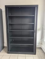 Photo détaillant le don Armoire haute grise foncé double porte bois