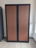 Photo détaillant le don Armoire haute grise foncé double porte bois