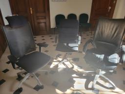 Photo détaillant le don FAUTEUILS A ROULETTES NOIRS DEPAREILLES ET USES