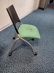 Photo détaillant le don CHAISES A ROULETTES VERTES