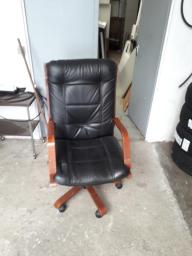 Photo détaillant le don FAUTEUIL CUIR NOIR ET BOIS