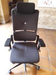 Photo détaillant le don Fauteuil tissu noir - accoudoirs  abîmés