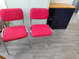 Photo détaillant le don 2 chaises tissu rouge avec armature métallique