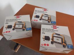 Photo détaillant le don Lot de projecteur LED rechargeables