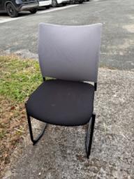 Photo détaillant le don 1 chaise - coloris noir et gris