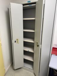 Photo détaillant le don 1 armoire haute et 1 armoire basse en l'état