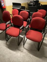 Photo détaillant le don lot de chaises et de fauteuils