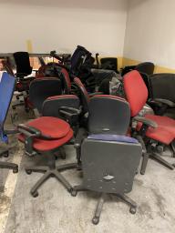 Photo détaillant le don lot de chaises et de fauteuils