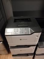 Photo détaillant le don Don de 28 imprimantes de bureau de marque LEXMARK et HP