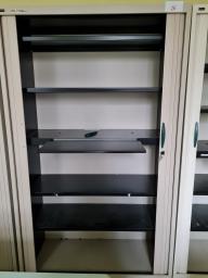 Photo détaillant le don Armoire haute portes à rideaux