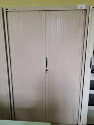 Photo détaillant le don Armoire haute portes à rideaux