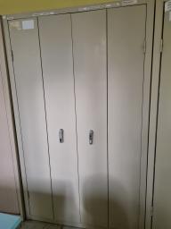 Photo détaillant le don Armoire haute à porte métal