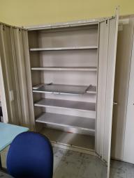 Photo détaillant le don Armoire haute à porte métal