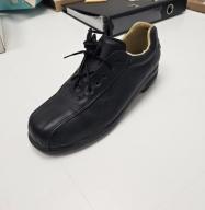 Photo détaillant le don ensemble de chaussures de sécurité, modèle Mardon - Musée du Louvre