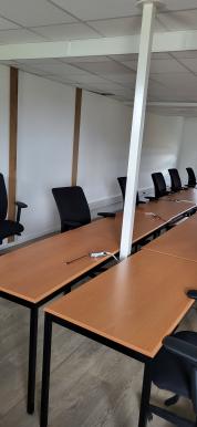 Photo détaillant le don Tables de salle de formation à partir du 15/05