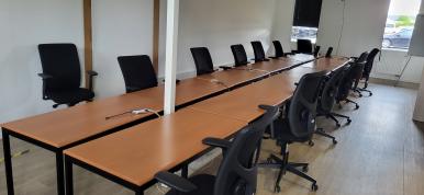 Photo détaillant le don Tables de salle de formation à partir du 15/05