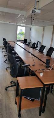 Photo détaillant le don Tables de salle de formation à partir du 15/05