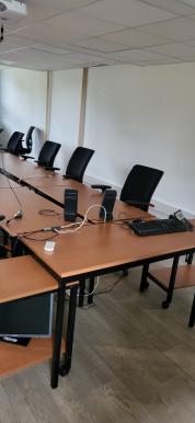 Photo détaillant le don Tables de salle de formation à partir du 15/05