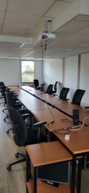 Photo détaillant le don Tables de salle de formation à partir du 15/05