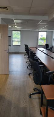 Photo détaillant le don Tables de salle de formation à partir du 15/05