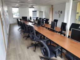Photo détaillant le don Tables de salle de formation à partir du 16/05