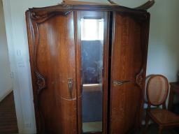 Photo détaillant le don Armoire 3 portes dont 1 glace - bois foncé