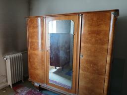 Photo détaillant le don Armoire marron avec miroir central