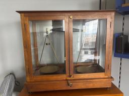 Photo détaillant le don Anciens instruments de mesure