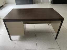 Photo détaillant le don Bureau à caisson métal intégré 140 x 80 cm
