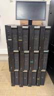 Photo détaillant le don 25 PC Dell Precision T3610 (claviers, quelques souris, écrans 22" et câble d’alimentation inclus)