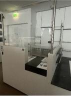 Photo détaillant le don Comptoir caisse avec rangements - MDF stratifié blanc / Corian Blanc / Béton ciré / 4 grands