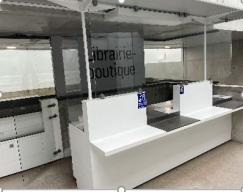 Photo détaillant le don comptoir caisse double corian-béton-vitrage