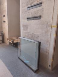 Photo détaillant le don 3 vitrines murales avec cloches en plexi - Musée du Louvre