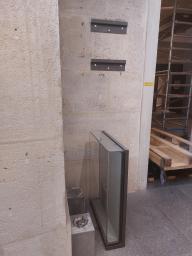 Photo détaillant le don 3 vitrines murales avec cloches en plexi - Musée du Louvre