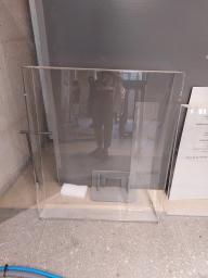 Photo détaillant le don 3 vitrines murales avec cloches en plexi - Musée du Louvre