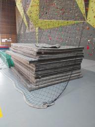 Photo détaillant le don Tapis de réception pour mur d'escalade