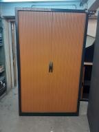 Photo détaillant le don Armoire bloc à rideaux couleur merisier  190X120 cm avec 6 étagères