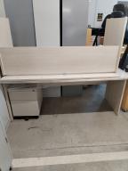 Photo détaillant le don Lots de 2 bureaux beige