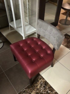 Photo détaillant le don Chauffeuse/Fauteuil couleur rouge et grise