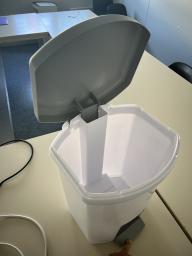 Photo détaillant le don Lot de 2 poubelles de bureau