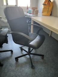 Photo détaillant le don Lot de 4 fauteuils de bureau