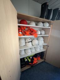 Photo détaillant le don Armoire Haute à portes battantes