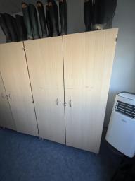 Photo détaillant le don Armoire Haute à portes battantes