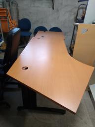 Photo détaillant le don bureau acajou avec pointe
